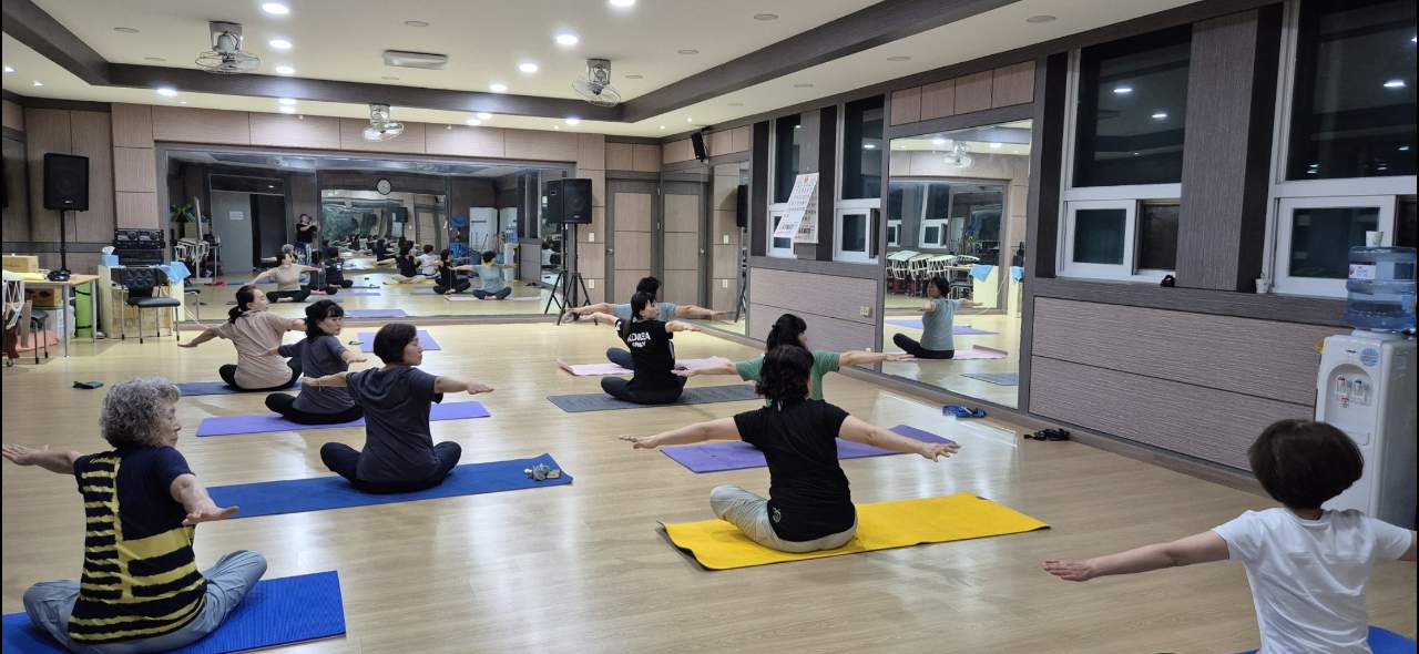 주민자치로그램 운영사진(요가).jpeg