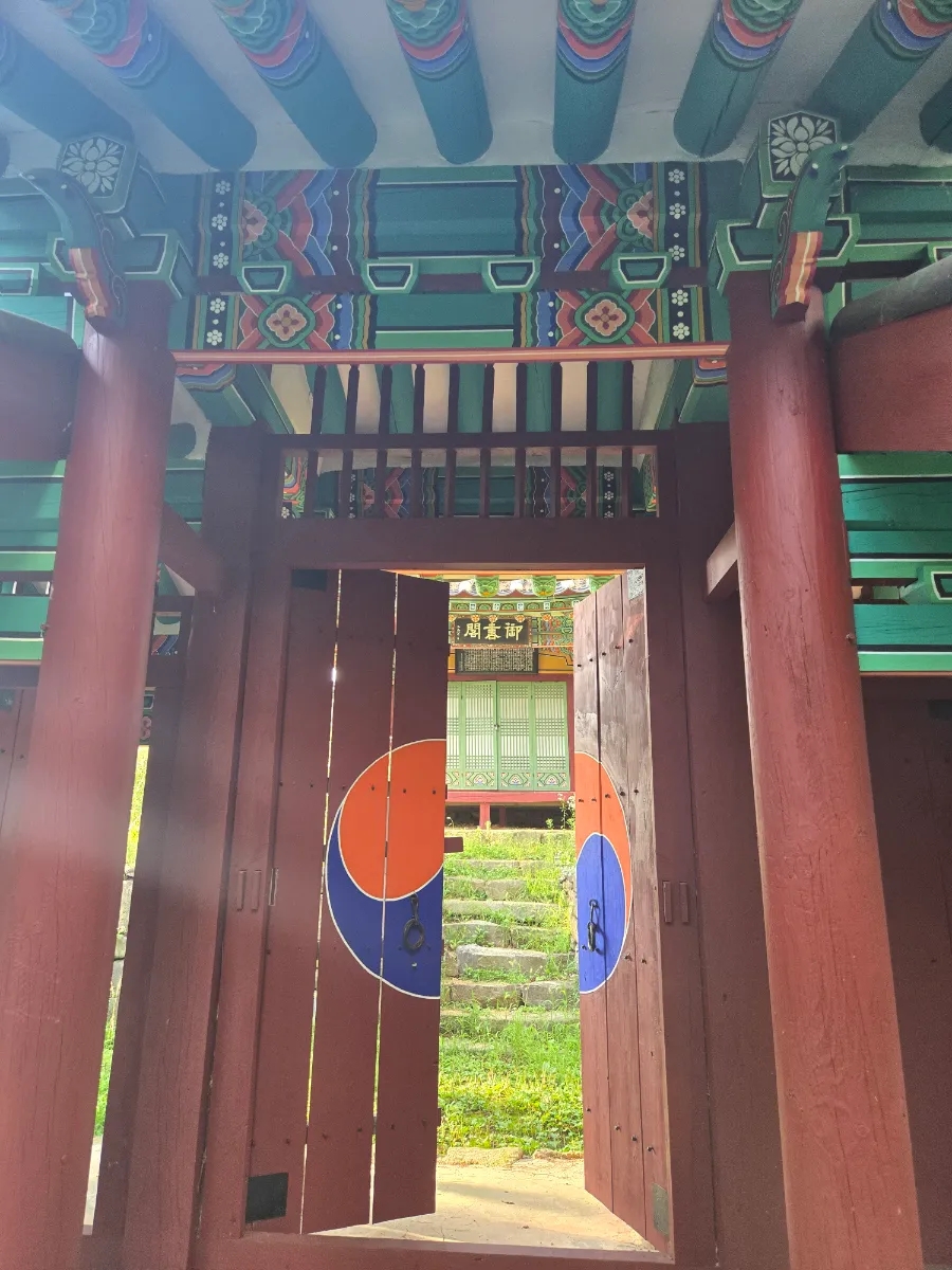 30. 솓을삼문-가운데 문 (촬영  2026. 7. 11).jpg