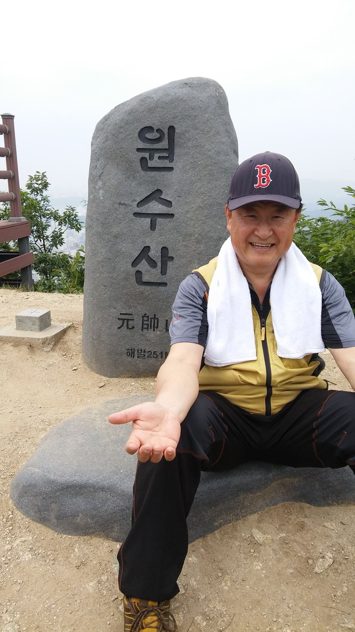 4-2. 20180528_이홍재 마을기록활동가 사진_원수산 정상 기념촬영 사진.png
