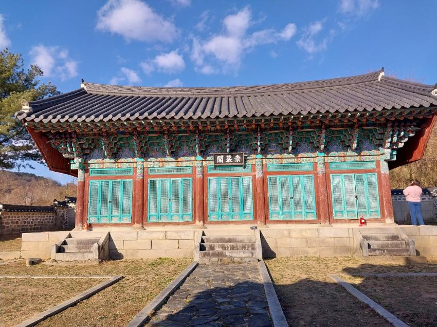 고대 건축 양식으로 지언진 숭모각의 현재 모습