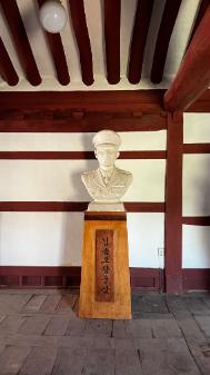 부강초등학교 강당 내부 김종오장군상