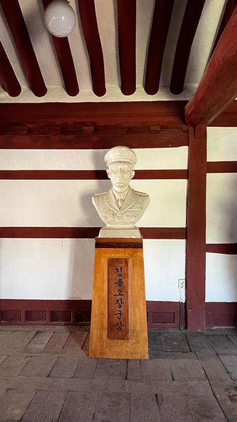 부강초등학교 강당 내부 김종오장군상