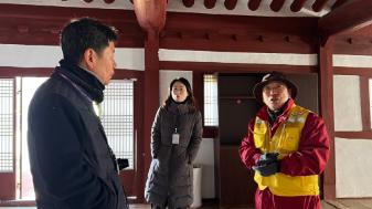 마을리포터의 부강초등학교 강당 답사 당시 부강초 배움터 지킴이 봉사자의 강당 설명 장면