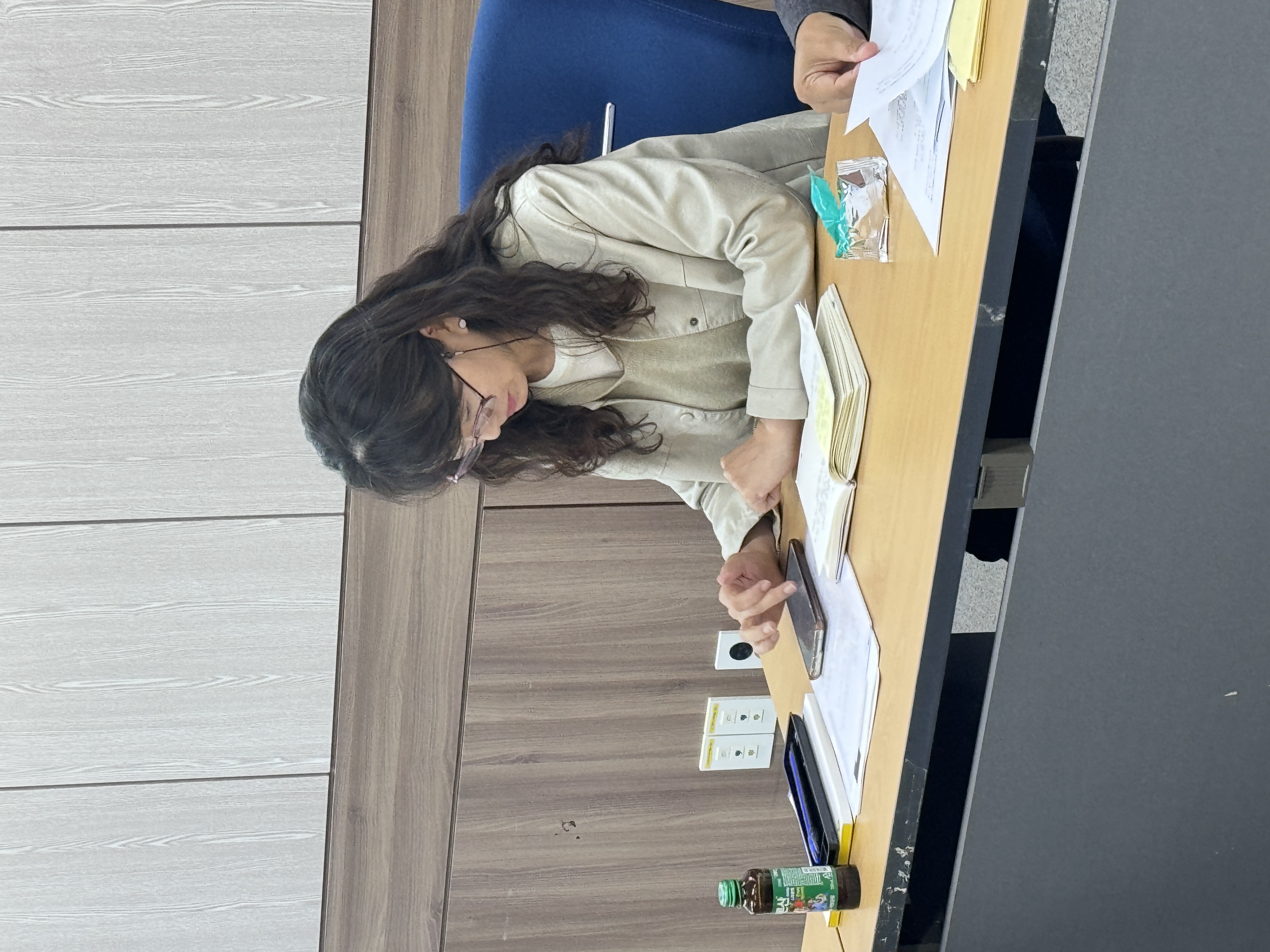 인터뷰 후 휴대전화 속 일상기록을 확인하는 정경아 활동가