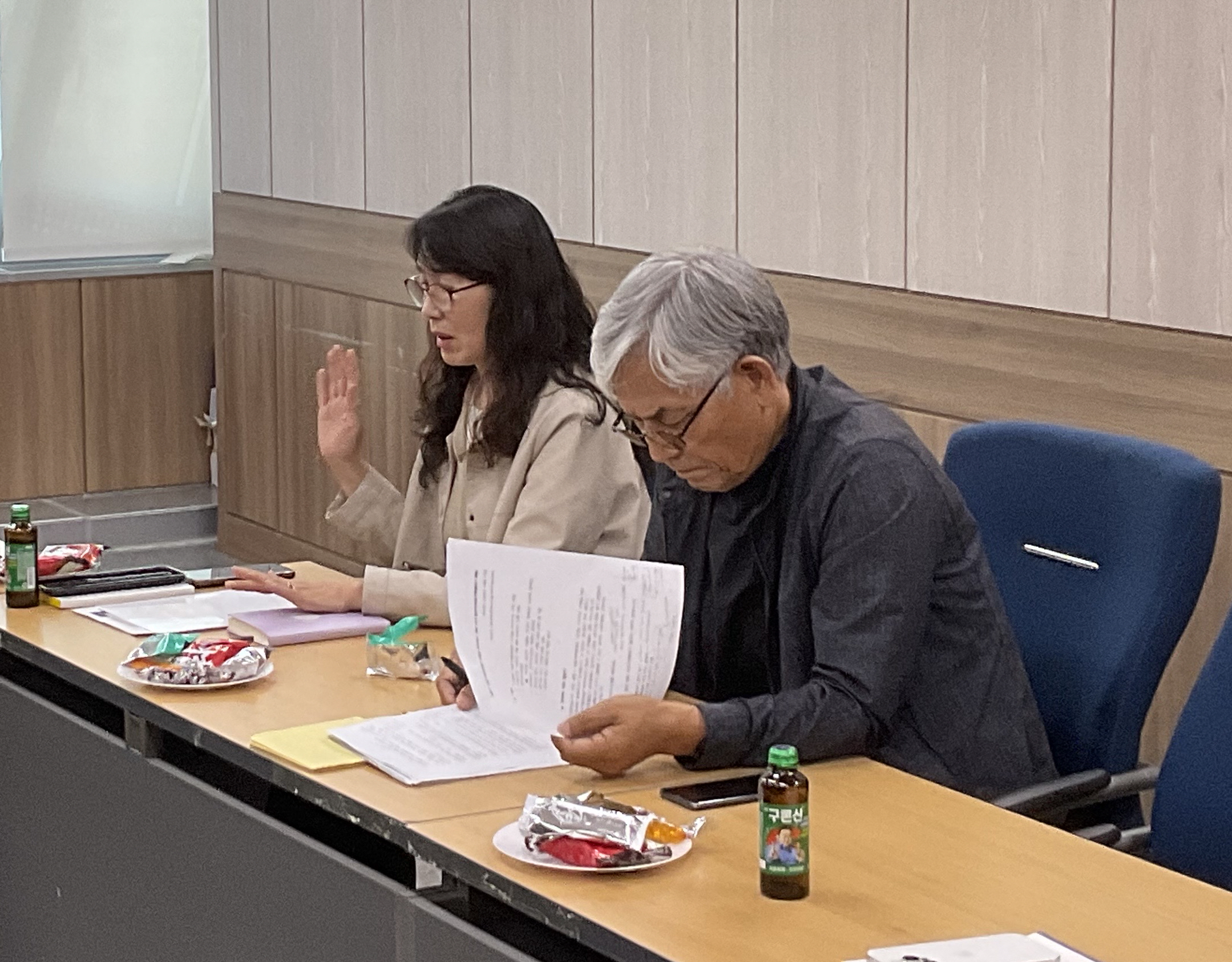 소정면의 숨겨진 장소를 알려주고 있는 김상구 활동가