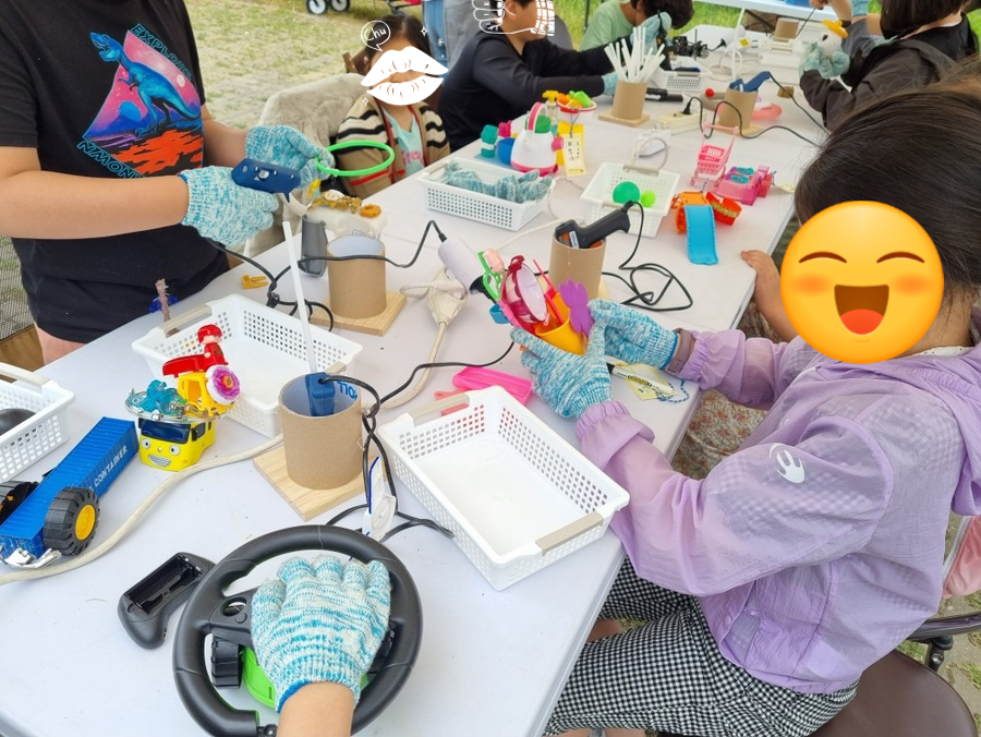 아이들이 가지고 놀던 장난감을 새롭게 재탄생시키는 작업을 진행하고 있다.